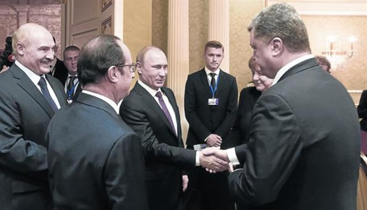 Saludo entre Vladimir Putin y Petró Poroshenkio, ayer en Minsk.