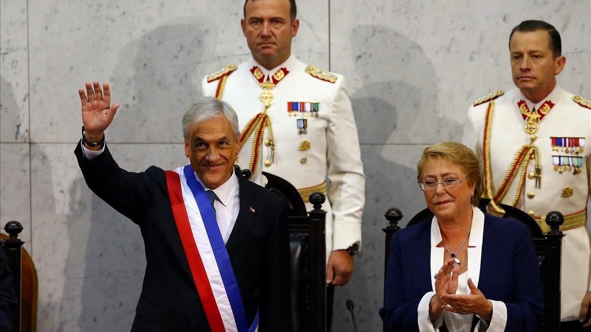 Piñera saluda tras recibir la banda presidencial de la presidenta saliente Michelle Bachelet. Piñera saluda tras recibir la banda presidencial de la presidenta saliente Michelle Bachelet.