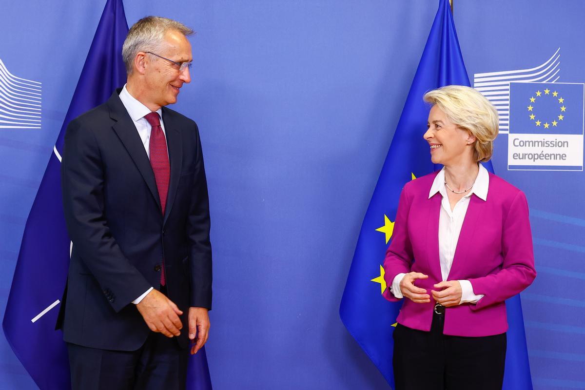 El secretario general de la OTAN, Jens Stoltenberg, y la presidenta de la Comisión Europea, Ursula von der Leyen, este martes en Bruselas.