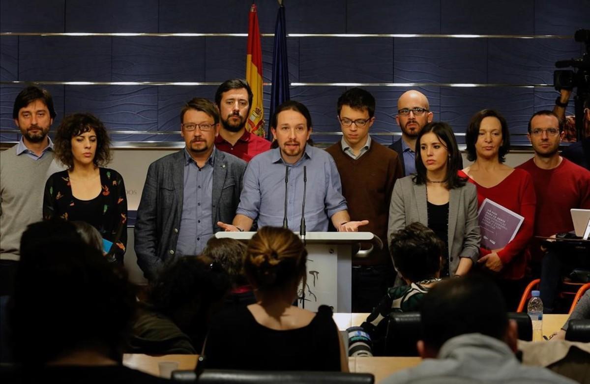 Pablo Iglesias, en la rueda de prensa que ha ofrecido junto a miembros de su grupo, este viernes en el Congreso. Pablo Iglesias, en la rueda de prensa que ha ofrecido junto a miembros de su grupo, este viernes en el Congreso.