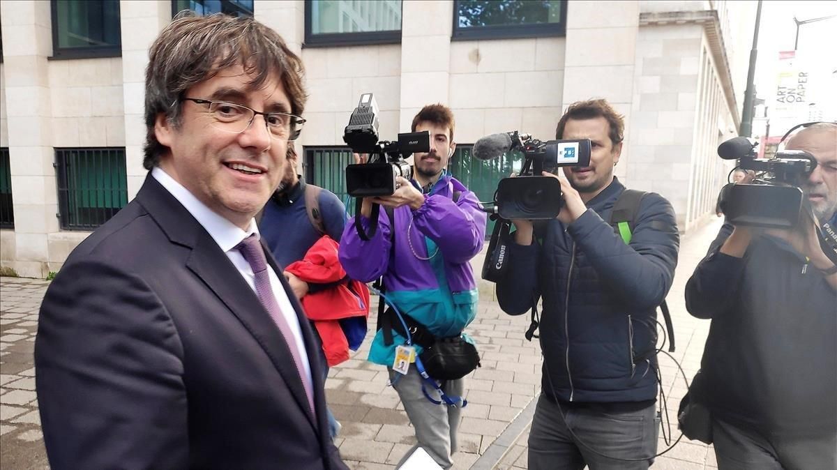El expresidente de la Generalitat Carles Puigdemont a la salida de la fiscalia de Bruselas. El expresidente de la Generalitat Carles Puigdemont a la salida de la fiscalia de Bruselas.