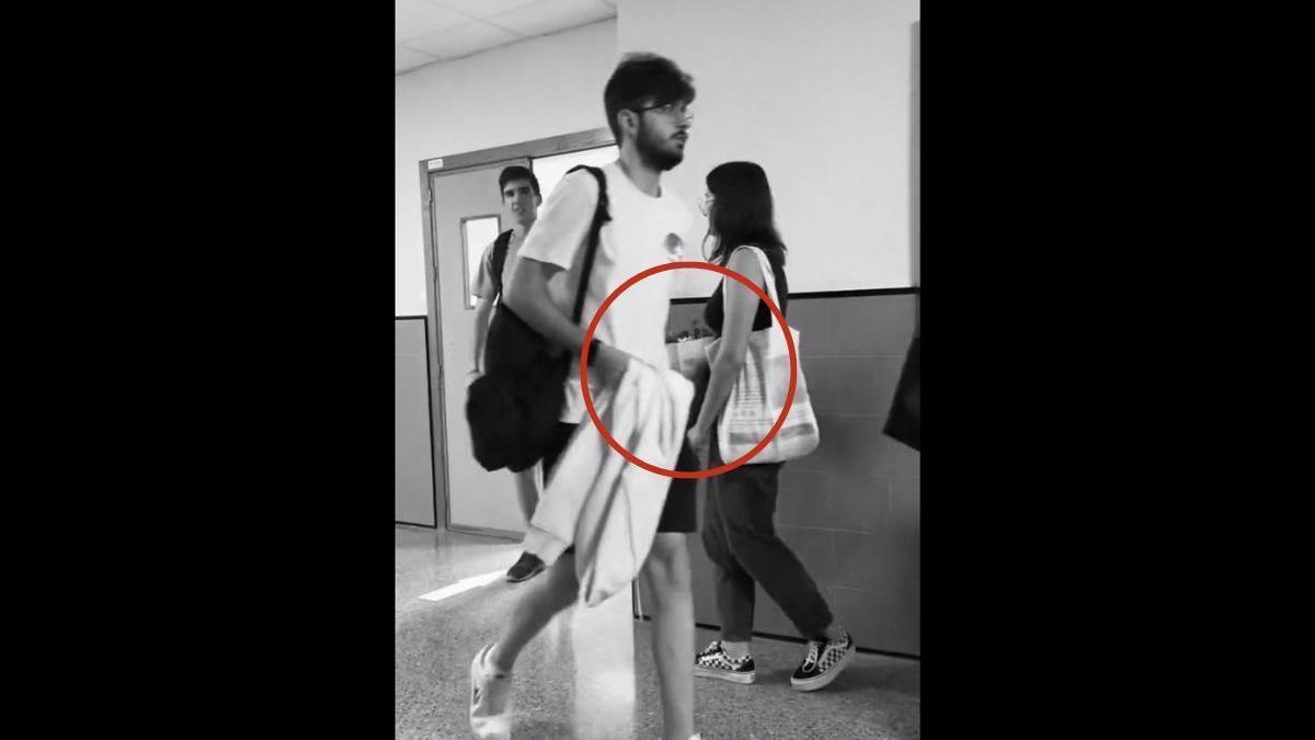 Toda España solicita la EBAU en Murcia tras ver cómo espera a su novio a la salida del examen Toda España solicita la EBAU en Murcia tras ver cómo espera a su novio a la salida del examen