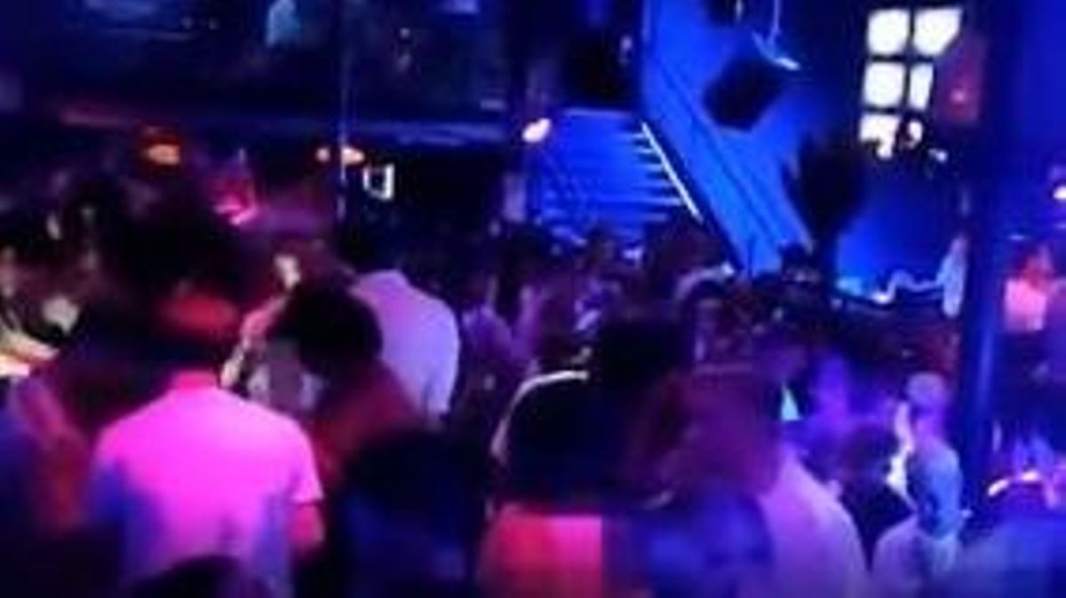 Aspecto de la fiesta desmantelada en Les Corts de Barcelona este domingo. Aspecto de la fiesta desmantelada en Les Corts de Barcelona este domingo.