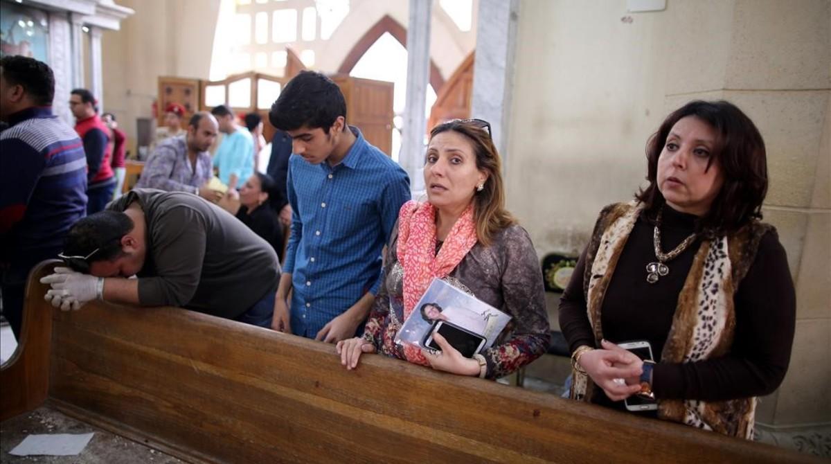 Un grupo de fieles en la iglesia de San Jorge de Tanta, blanco de uno de los atentados.