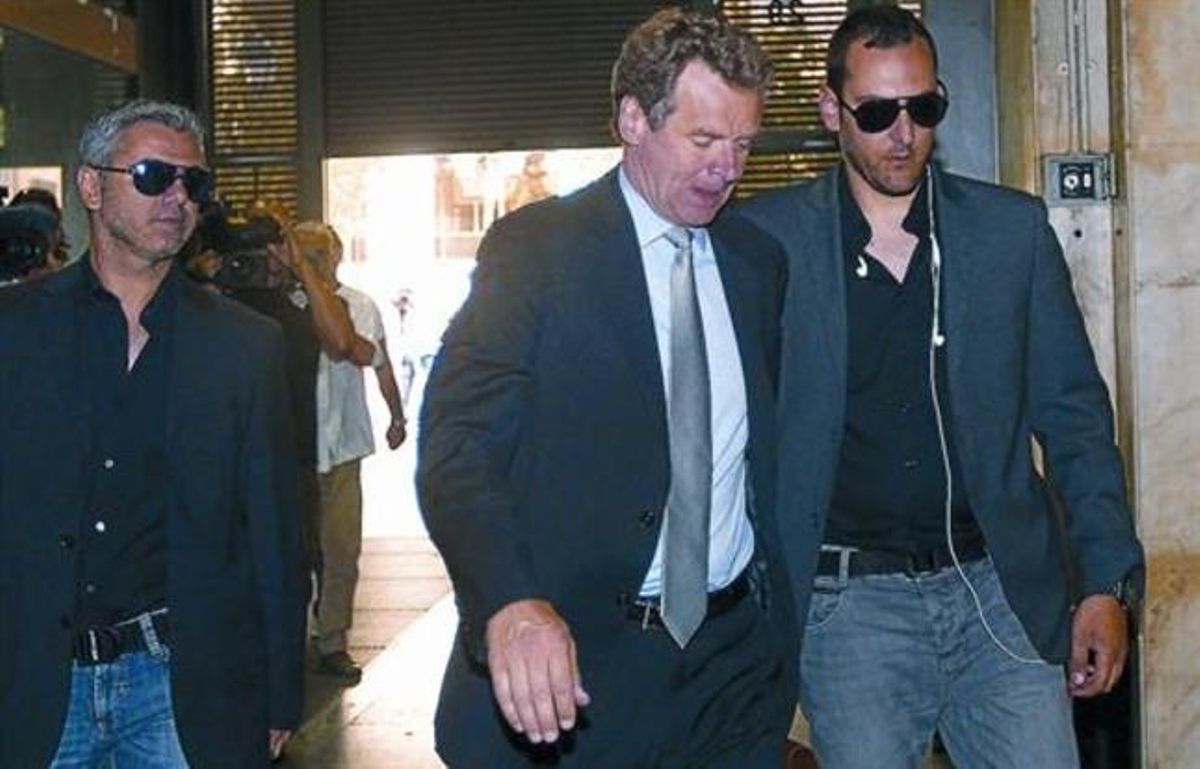 Hombres de negro 8 Jefes de la misión de la troika enviados para analizar las reformas griegas entran en el ministerio de Trabajo de Atenas, ayer. Hombres de negro 8 Jefes de la misión de la troika enviados para analizar las reformas griegas entran en el ministerio de Trabajo de Atenas, ayer.