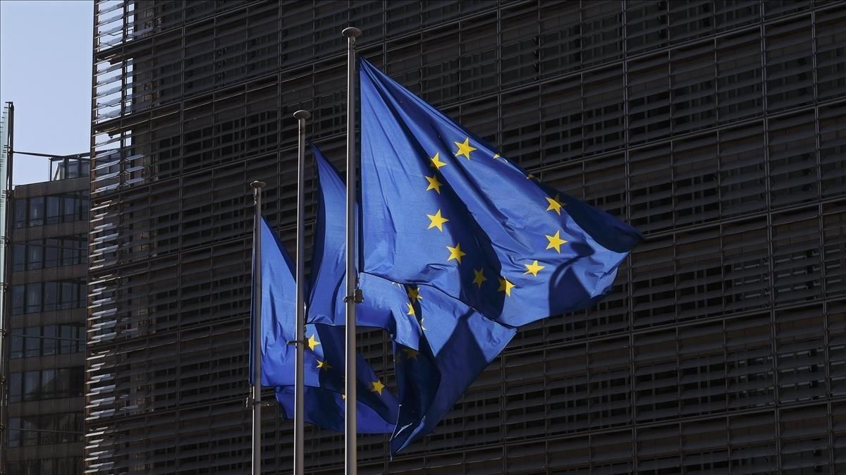 Banderas de la UE frente al edificio de la Comisión Europea. Banderas de la UE frente al edificio de la Comisión Europea.