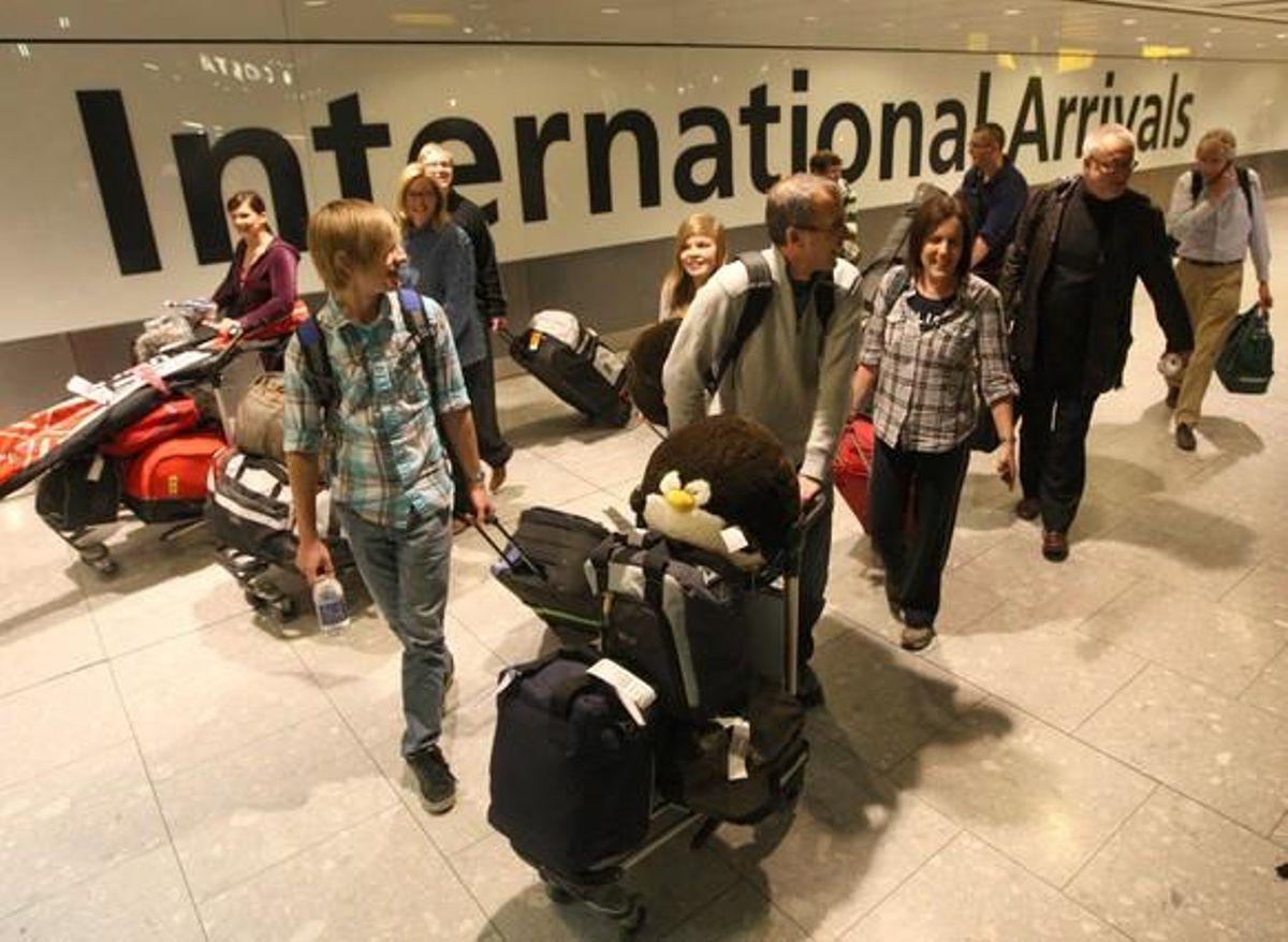 Pasajeros, a su llegada del aeropuerto de Heathrow, en Londres. Pasajeros, a su llegada del aeropuerto de Heathrow, en Londres.