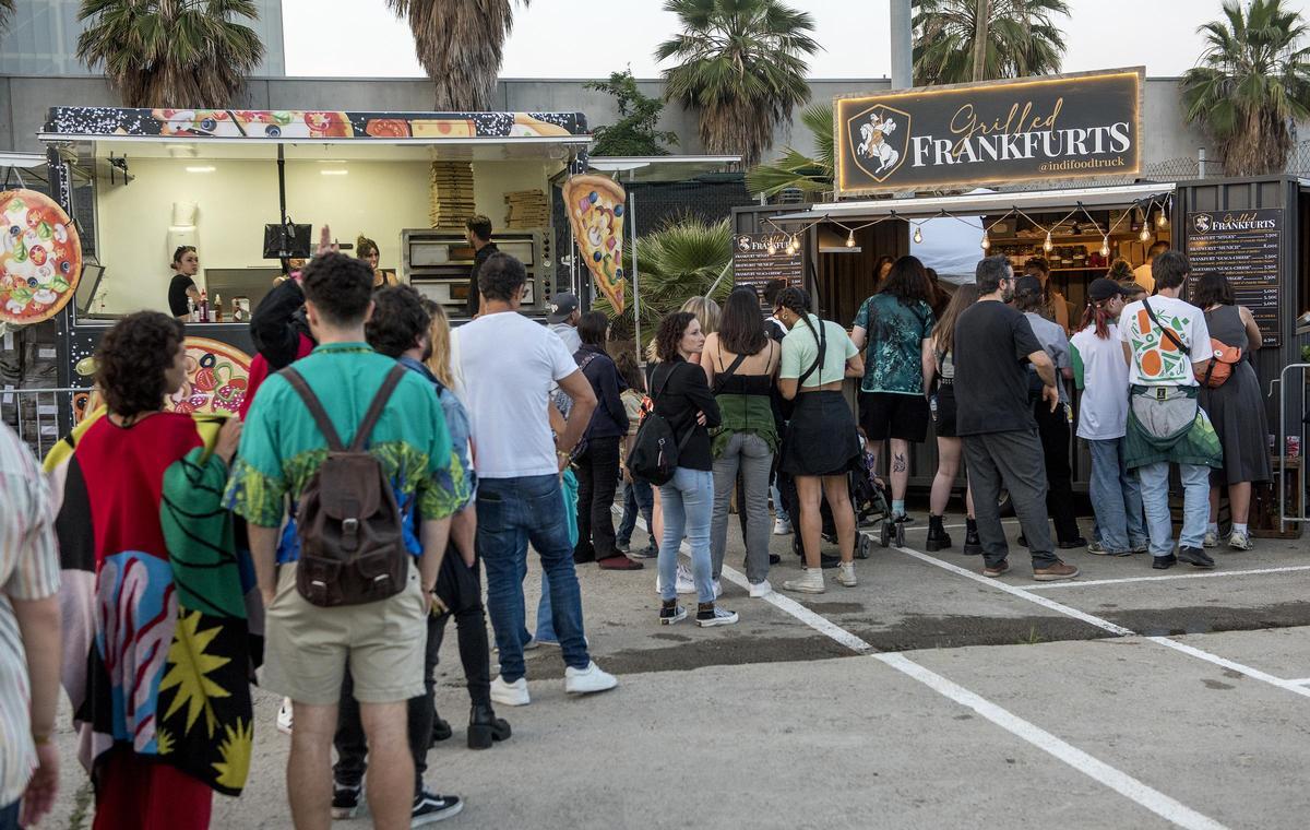 Colas en los puestos de comida a la hora de la cena en la primera jornada del Primavera Sound 2023 Colas en los puestos de comida a la hora de la cena en la primera jornada del Primavera Sound 2023