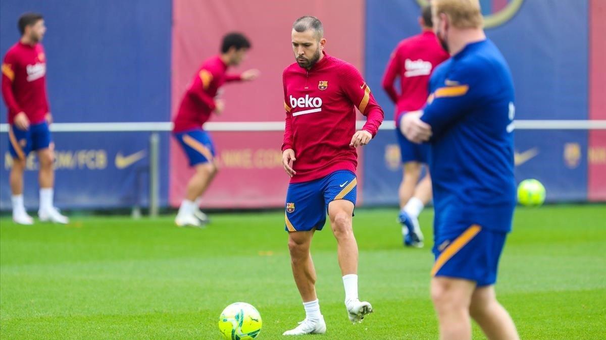 Alba se entrena en la ciudad deportiva del Barça ante la mirada de Koeman.