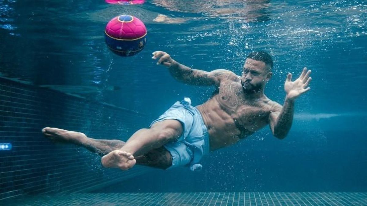 Depay, en una imagen difundida por el Barça en Twitter. Depay, en una imagen difundida por el Barça en Twitter.