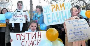 Protesta 8 Mujeres tártaras y ucranianas protestan ante un edificio ocupado por paramilitares prorusos en el pueblo de Bajchisarái, en Crimea.