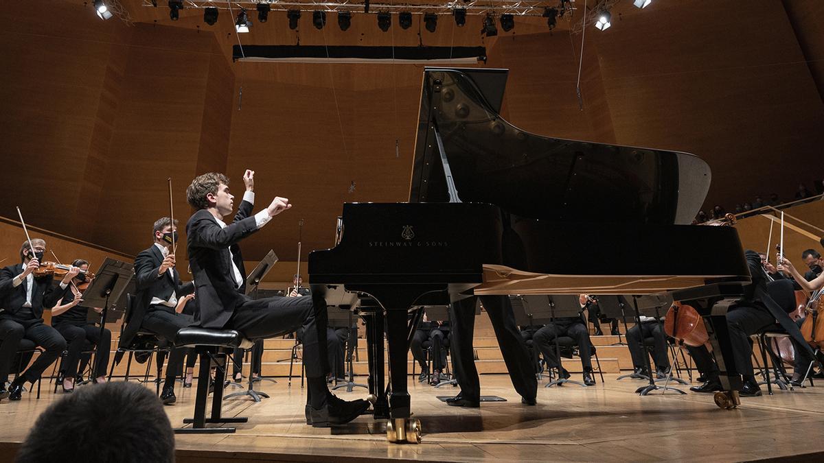 El pianista Albert Cano Smit en un momento de su concierto en el Auditori con la OBC.