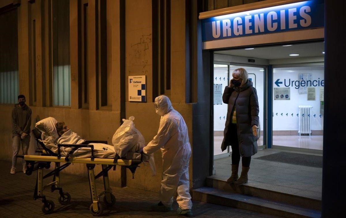 Un paciente es llevado a una ambulancia desde un hospital de Barcelona. Un paciente es llevado a una ambulancia desde un hospital de Barcelona.