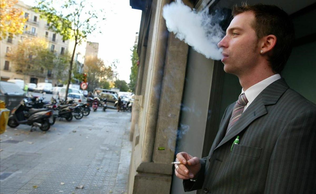 Un trabajador fuma en una pausa de su trabajo, en Barcelona. Un trabajador fuma en una pausa de su trabajo, en Barcelona.