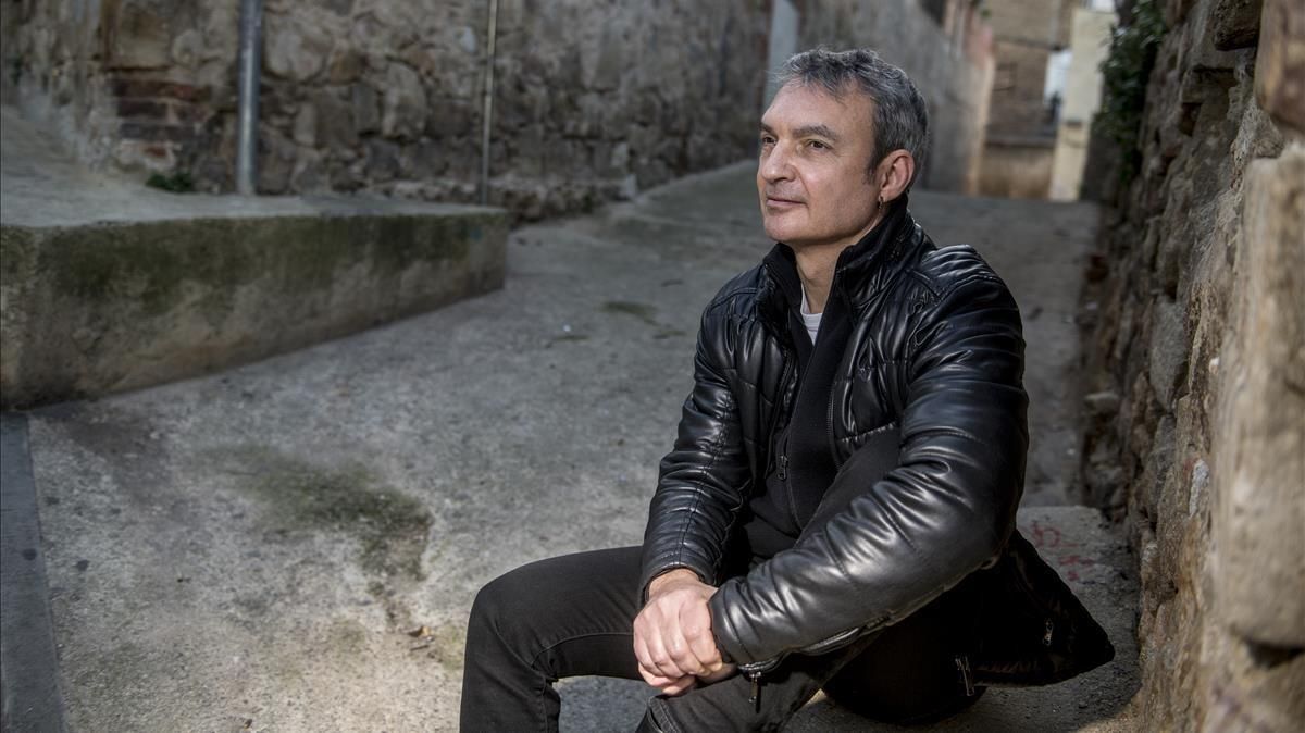 Lluís Llort, en una calle del Poble Sec, en Barcelona, este miércoles. Lluís Llort, en una calle del Poble Sec, en Barcelona, este miércoles.