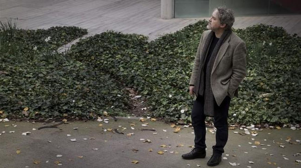 El escritor Manuel Rivas, durante una reciente estancia en Barcelona para presentar su novela ’Los últimos días de Terranova’. El escritor Manuel Rivas, durante una reciente estancia en Barcelona para presentar su novela ’Los últimos días de Terranova’.