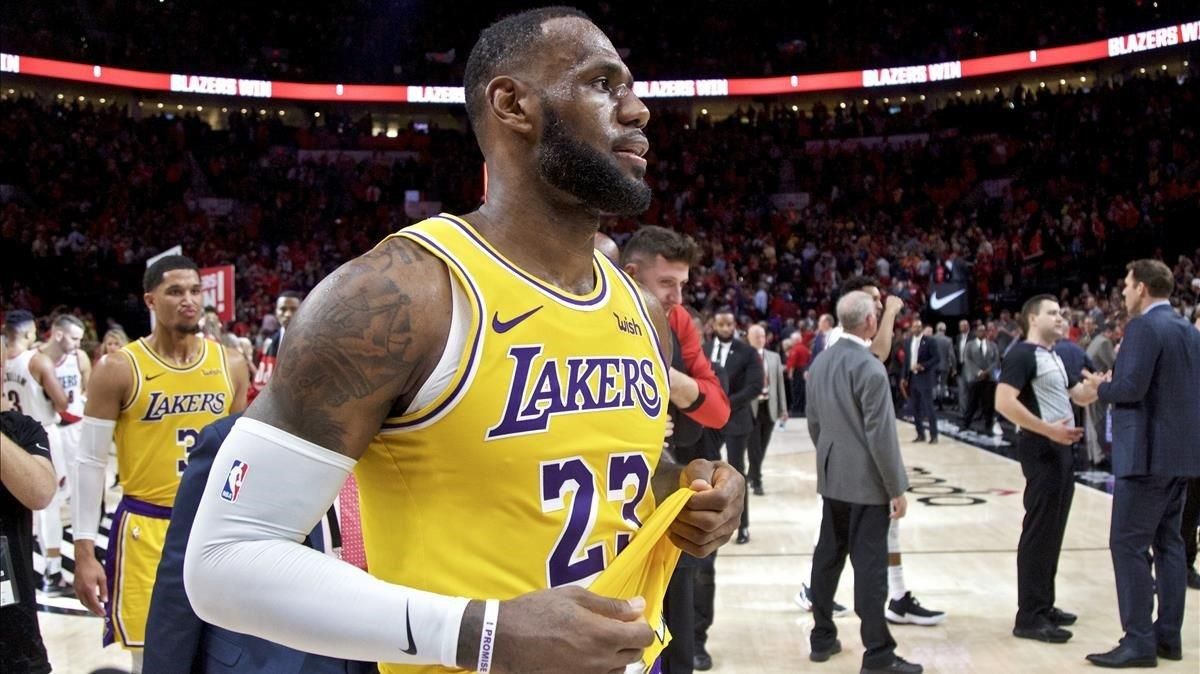 Lebron James con la camsita de los Lakers. Lebron James con la camsita de los Lakers.