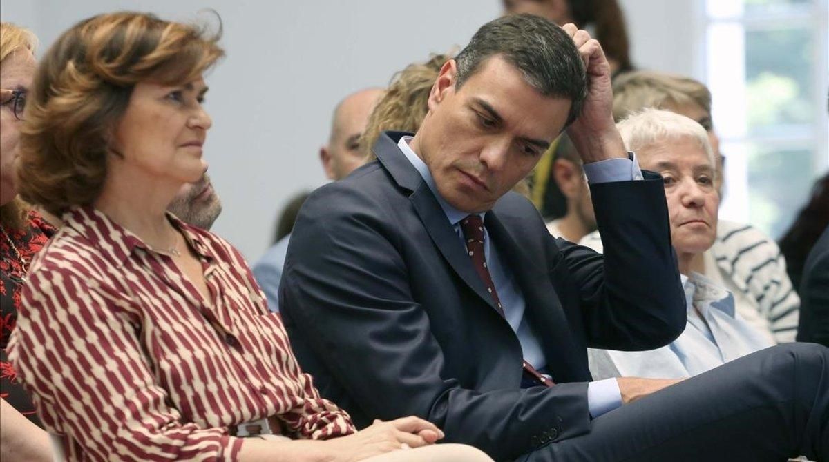 Pedro Sánchez y Carmen Calvo, durante el acto en la Moncloa de celebración de la Semana del Orgullo LGTBI, este miércoles. Pedro Sánchez y Carmen Calvo, durante el acto en la Moncloa de celebración de la Semana del Orgullo LGTBI, este miércoles.