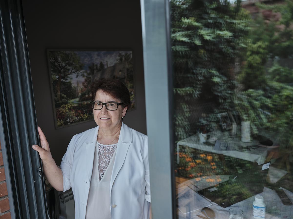 Bárbara Alcaide, madre de una joven que sufrió anorexia, en su domicilio de Vic. Bárbara Alcaide, madre de una joven que sufrió anorexia, en su domicilio de Vic.