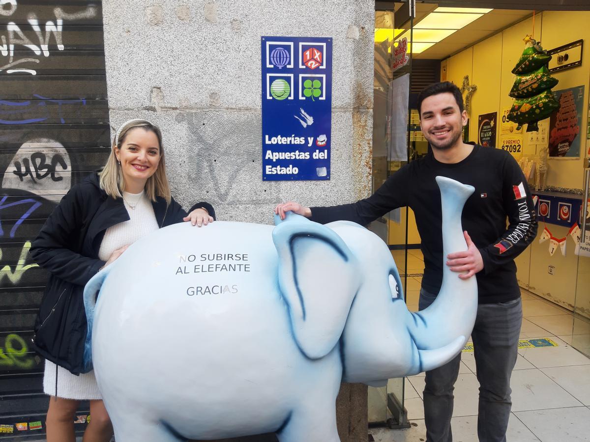 Magalí y Samuel, empleados de la administración madrileña ’El elefante blanco’, que ha repartido parte del segundo premio