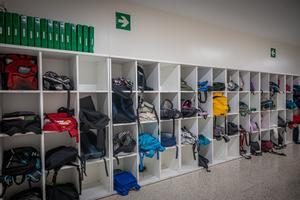 Taquillas llenas de mochilas en el recién estrenado instituto Angeleta Ferrer, en Barcelona.