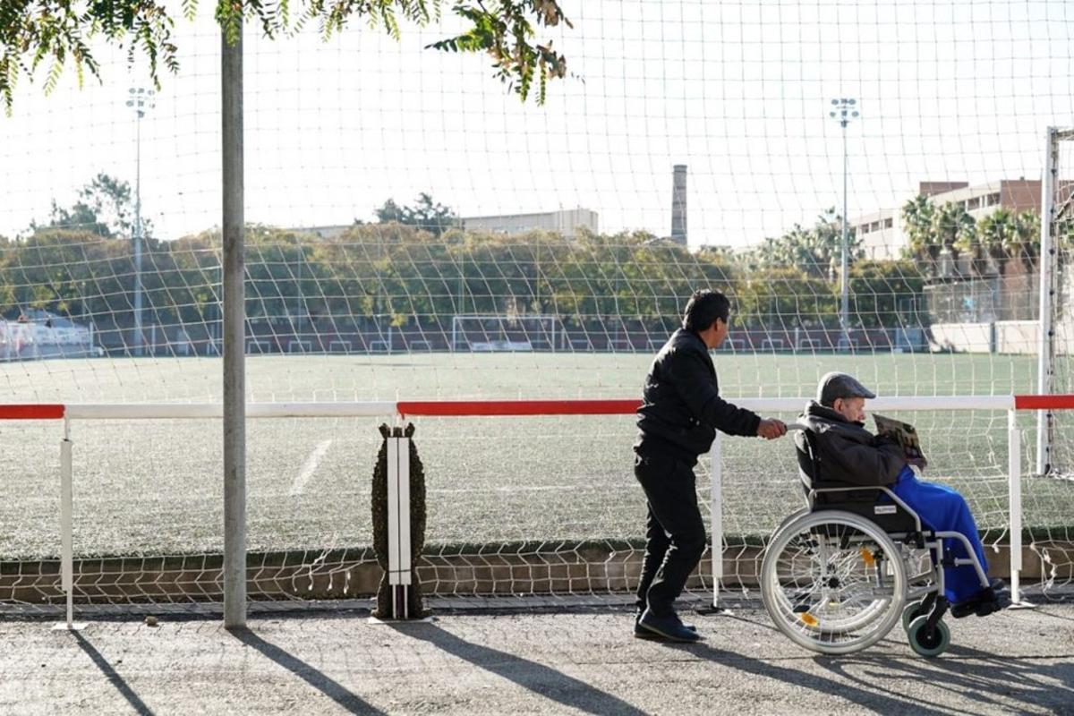Persona en silla de ruedas paseando por Barcelona. Persona en silla de ruedas paseando por Barcelona.