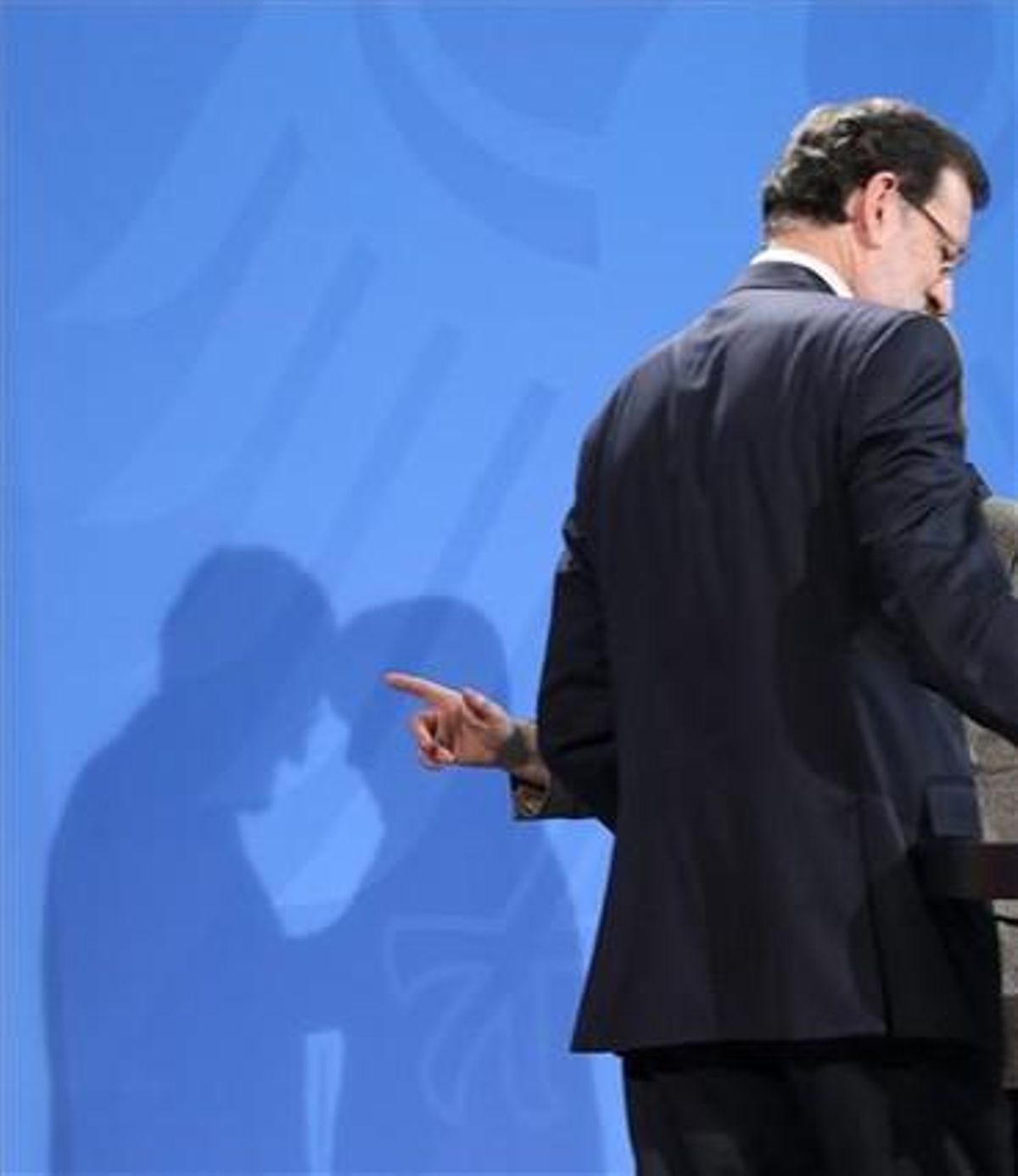 Las sombras de Rajoy y Merkel, durante su rueda de prensa del lunes, en Berlín. Las sombras de Rajoy y Merkel, durante su rueda de prensa del lunes, en Berlín.