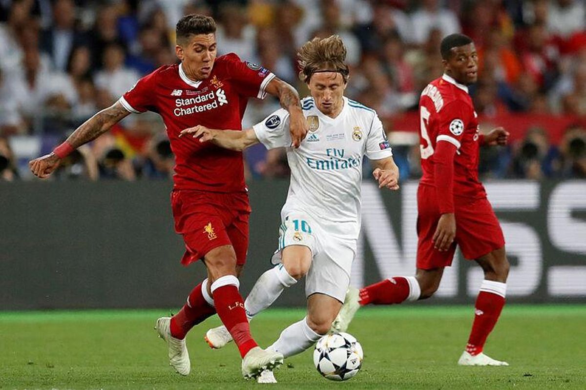 Modric y Firmino disputan el balón durante la final de Kiev’18. Modric y Firmino disputan el balón durante la final de Kiev’18.