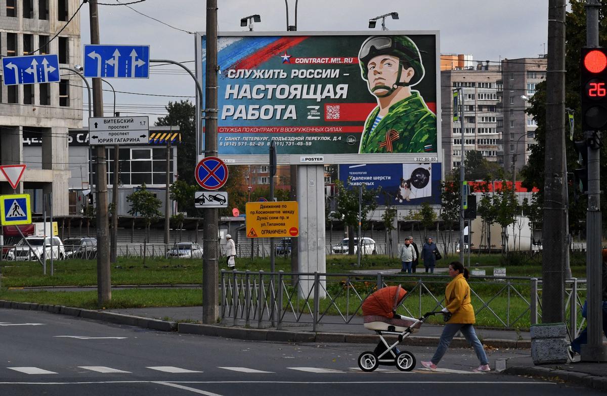 Un cartel llamando a ingresar en las filas del Ejército en las calles de San Petersburgo, este martes.