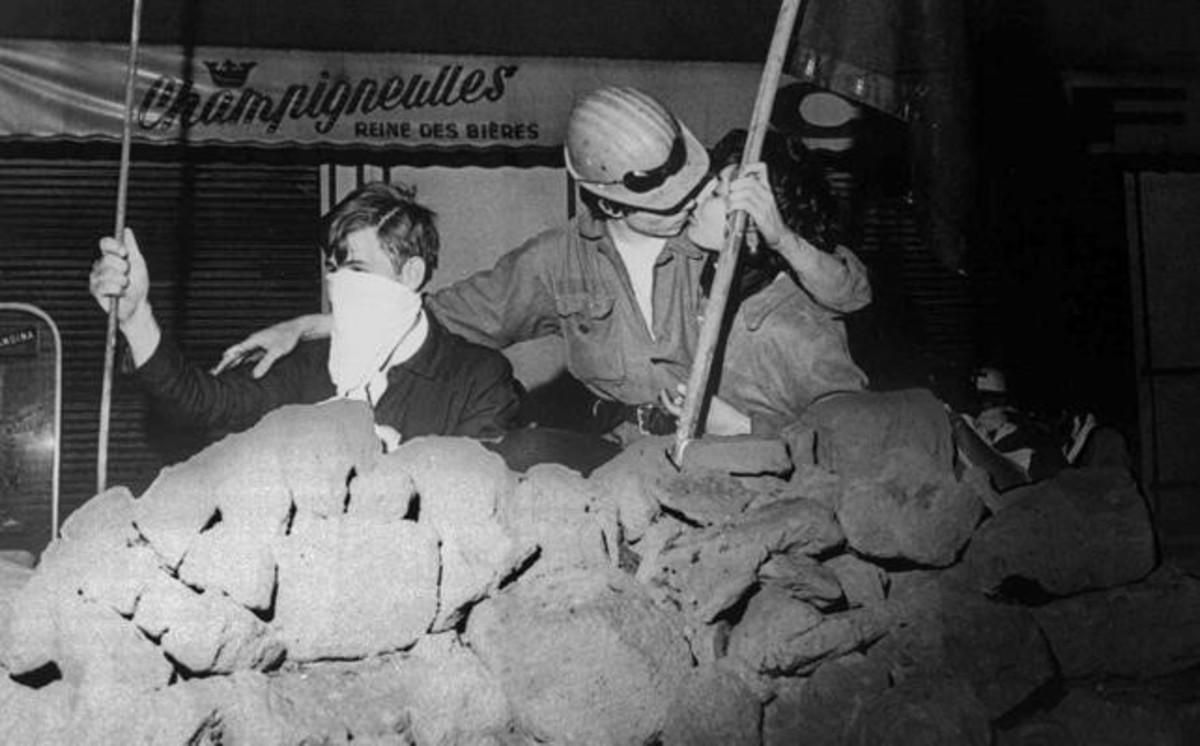Una pareja se besa en una barricada, el 23 de mayo de 1968. Una pareja se besa en una barricada, el 23 de mayo de 1968.