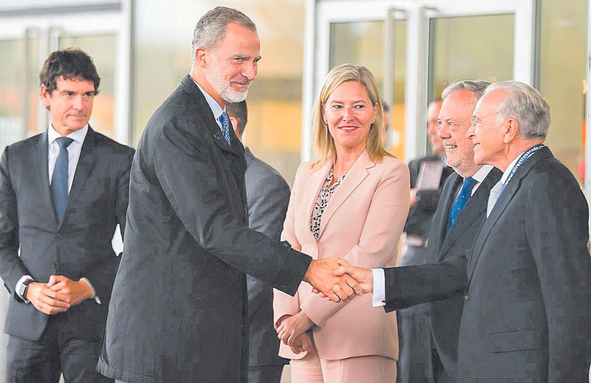 El rey Felipe VI saluda al presidente de la Fundación Caixa y Criteria, Isidro Fainé, a su llegada al Congreso de la CEDE en Bilbao