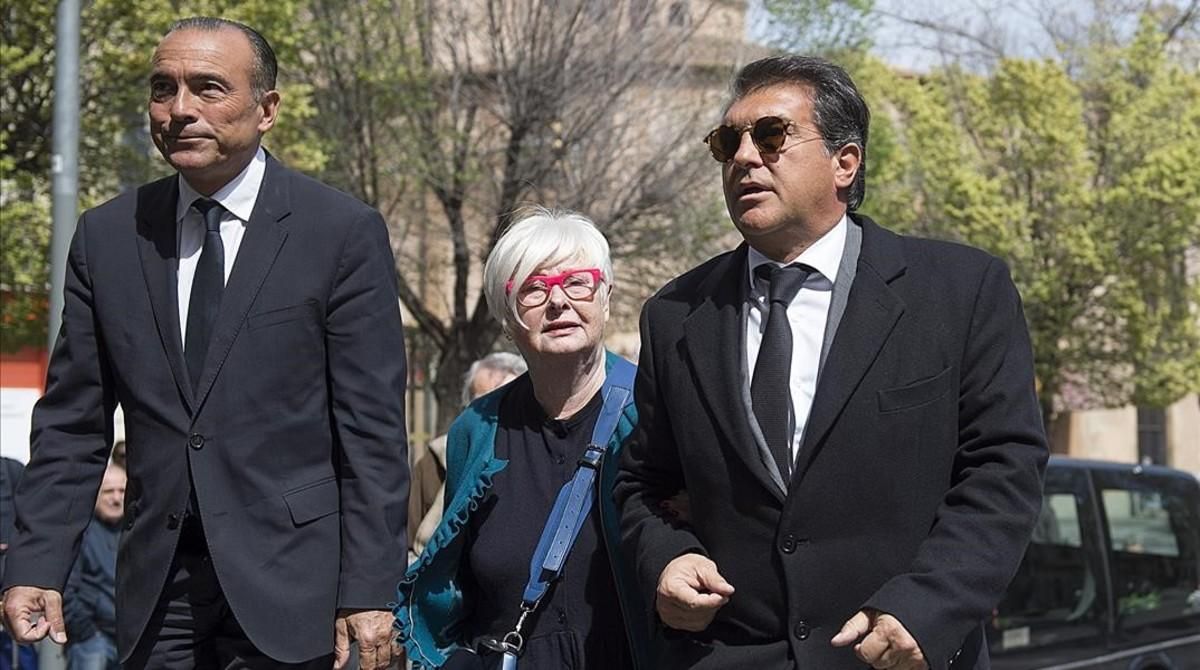El exvicepresidente Rafael Yuste, la viuda de Armand Carabén y Joan Laporta. El exvicepresidente Rafael Yuste, la viuda de Armand Carabén y Joan Laporta.
