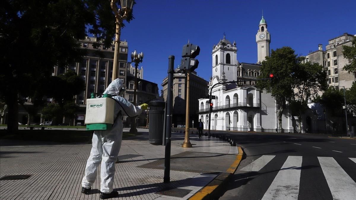 Un trabajador desinfecta la plaza de Mayo de Buenos Aires después de que el presidente argentino, Alberto Fernández, decretara la cuarentena. Un trabajador desinfecta la plaza de Mayo de Buenos Aires después de que el presidente argentino, Alberto Fernández, decretara la cuarentena.