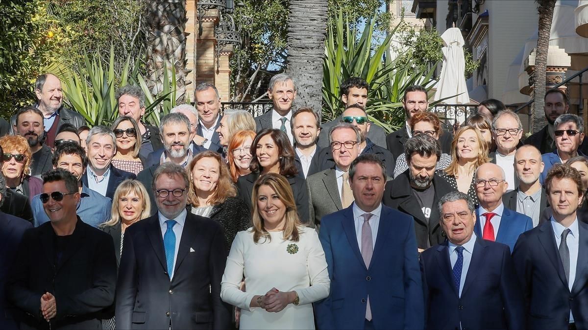 Los galardonados de los Premios Ondas, con Alejandro Sanz, Juan Luis Cebrián, Susana Díaz y Juan Espadas, en primera fila. Los galardonados de los Premios Ondas, con Alejandro Sanz, Juan Luis Cebrián, Susana Díaz y Juan Espadas, en primera fila.