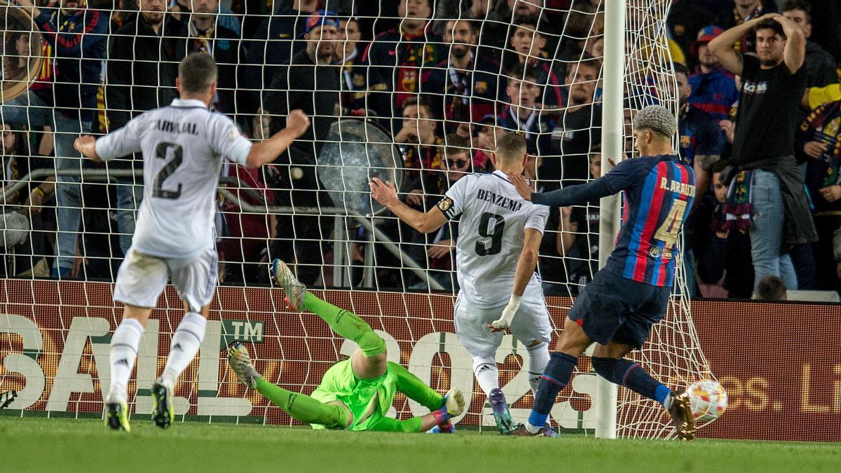 Benzema remacha el balón sobre la línea de gol en el 0-1. Benzema remacha el balón sobre la línea de gol en el 0-1.
