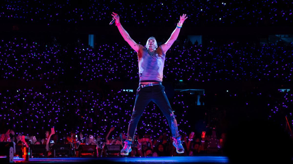 Chris Martin de Coldplay durante el primero de diez conciertos de la gira ’Music Of The Spheres World Tour’ en  Buenos Aires.