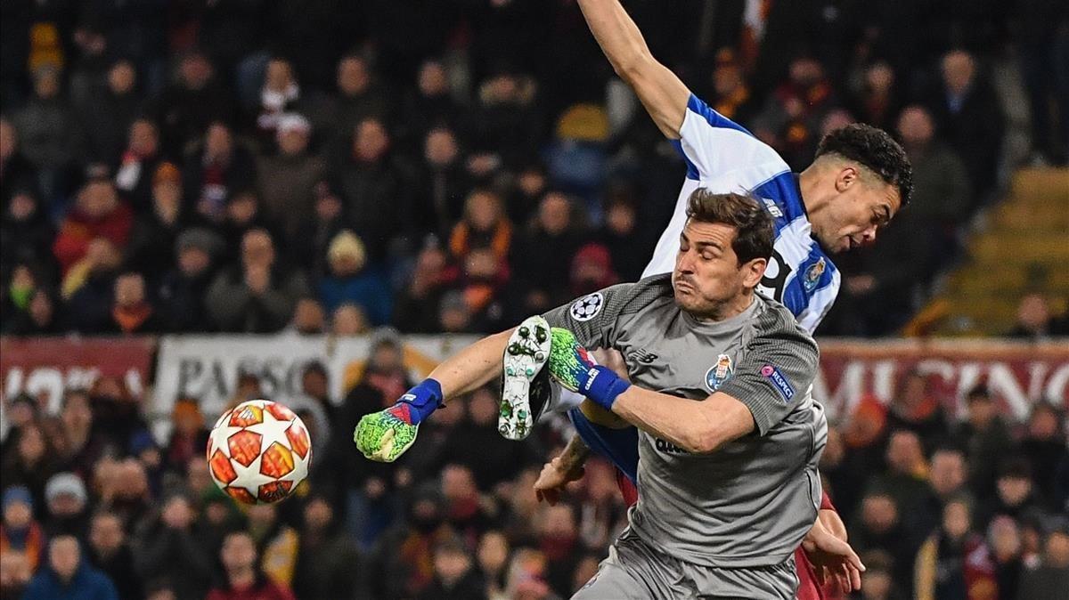 Casillas sale a por un balón junto a Pepe.