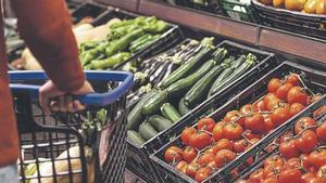 Tomates y verduras en un supermercado
