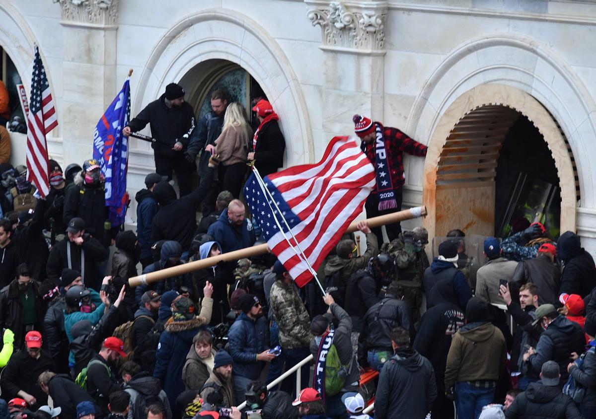 Partidarios de Trump durante el asalto al Capitolio.