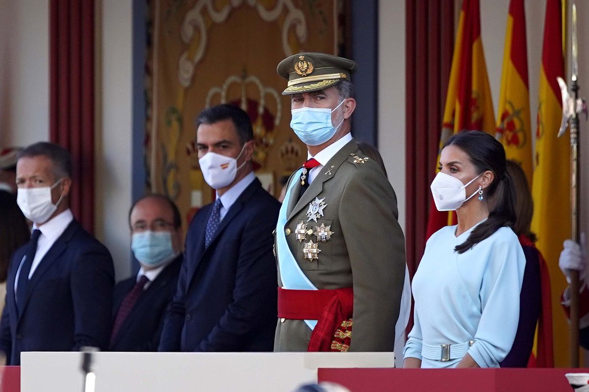 Desfile del 12-O , en la imagen SS.MM los Reyes durante el desfile del 12-O , junto a ellos el presidente del Gobierno Pedro Sanchez Desfile del 12-O , en la imagen SS.MM los Reyes durante el desfile del 12-O , junto a ellos el presidente del Gobierno Pedro Sanchez