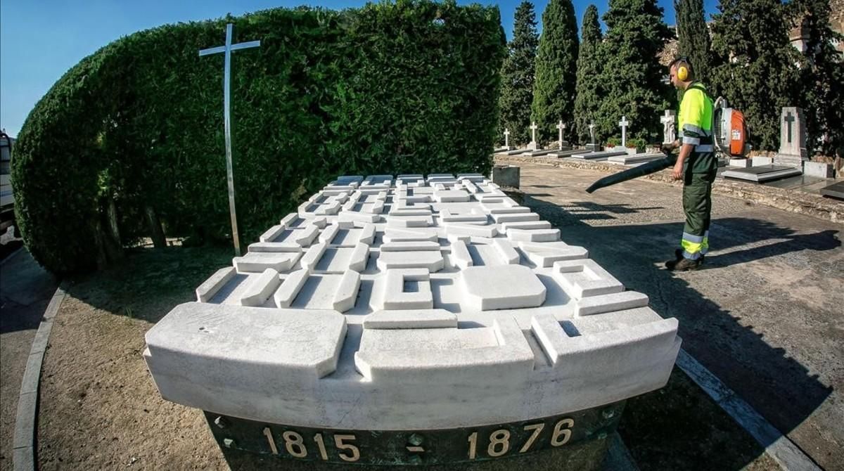 Lápida en la tumba de Ildefons Cerdà en el cementerio de Montjuïc. Lápida en la tumba de Ildefons Cerdà en el cementerio de Montjuïc.