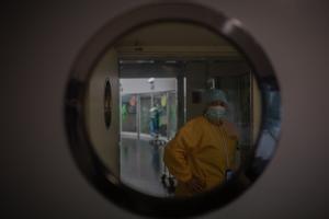 Un sanitario de la uci del Hospital del Mar.