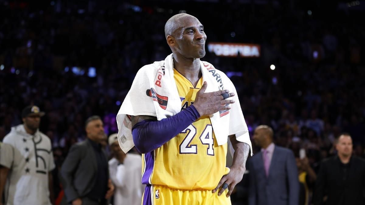 Kobe Bryant se despide del público en su último partido el 13 de abril del 2016 con los Lakers ante Utah Jazz. Kobe Bryant se despide del público en su último partido el 13 de abril del 2016 con los Lakers ante Utah Jazz.