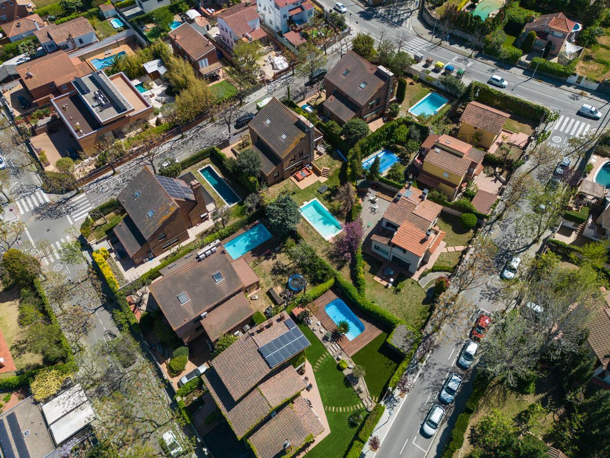 Vista aérea de un vecindario de Sant Cugat del Vallès, el municipio catalán con más piscinas. Vista aérea de un vecindario de Sant Cugat del Vallès, el municipio catalán con más piscinas.