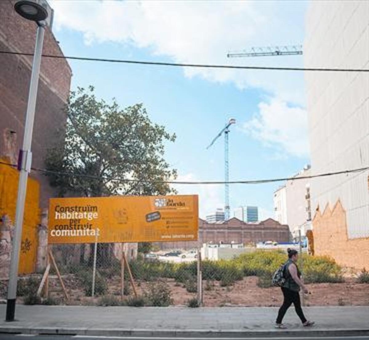 El terreno de las futuras viviendas colaborativas de La Borda, en Can Batlló, en Sants-Montjuïc.