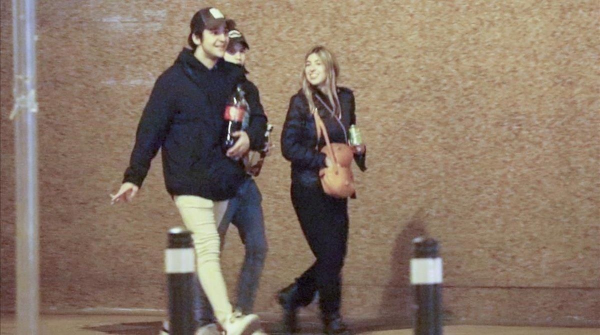 Froilán y sus amigos andando por la calle sin mascarilla y sin mantener las medidas de distanciamiento social, en Madrid. Froilán y sus amigos andando por la calle sin mascarilla y sin mantener las medidas de distanciamiento social, en Madrid.