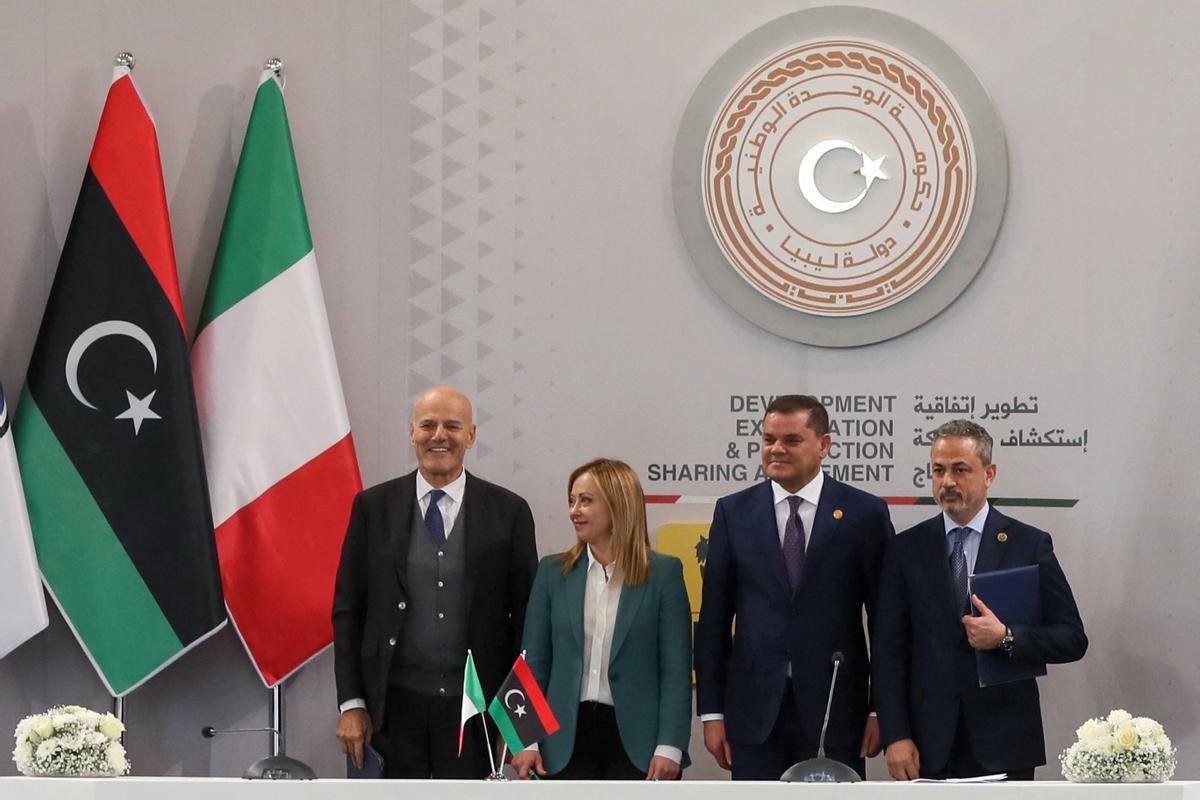 El consejero delegado de ENI, Claudio Descalzi; la primera ministra italiana, Giorgia Meloni; el primer ministro de Libia, Abdulhamid Dbeibah, y el líder de la filial libia NOC, Farhat Bengdara, el domingo en Trípoli.