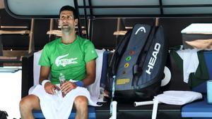 Novak Djokovic descansa en Melbourne Park.