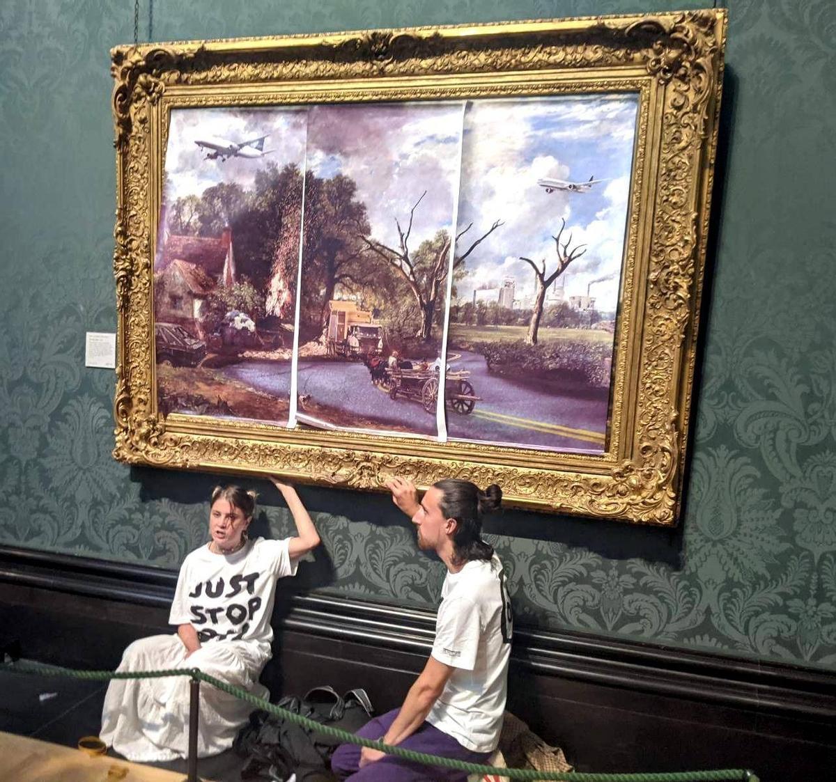 Dos activistas ecologistas se pegan al cuadro 'La carreta de heno', de Constable
