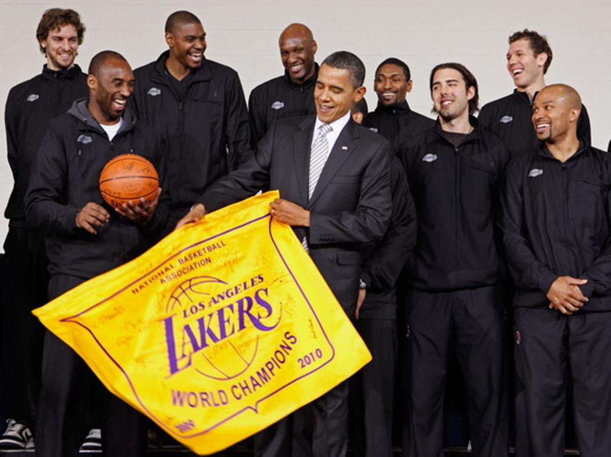 Obama posa junto a los Lakers tras recibir al equipo de Los Ángeles en un centro infantil de Washington, donde el presidente y los jugadores han participado en un acto benéfico, el lunes.